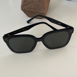 GENTLE MONSTER Black Sunglasses Her